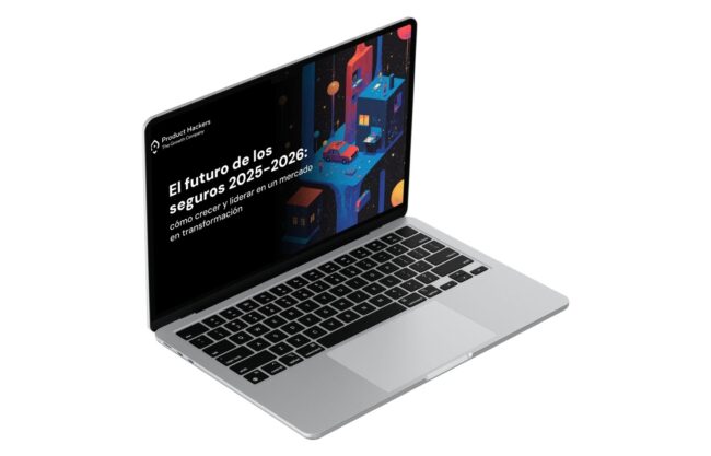 Imagen de un MacBook con la pantalla mostrando un informe titulado "El futuro de los seguros 2025-2026: cómo crecer y liderar en un mercado en transformación", elaborado por Product Hackers. El diseño incluye una ilustración futurista con edificios flotantes y un automóvil, con un fondo oscuro y elementos en colores vibrantes.
